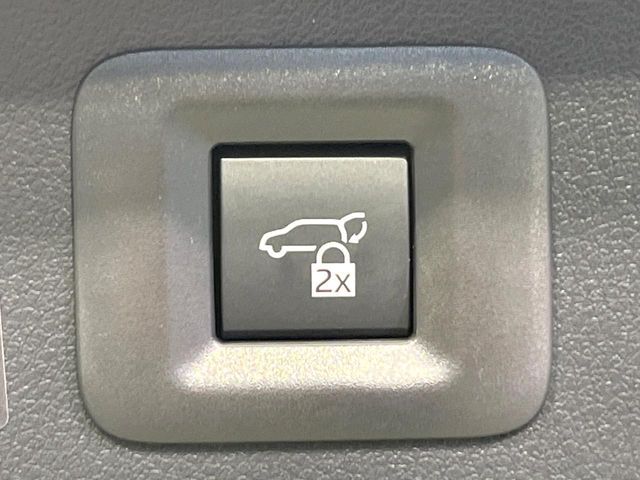【パワーバックドア】スマートキーや運転席のボタンを押すだけでリアゲートが自動で開閉します！荷物を持っている時や、高い位置にあるバックドアを閉める際に便利な機能です♪