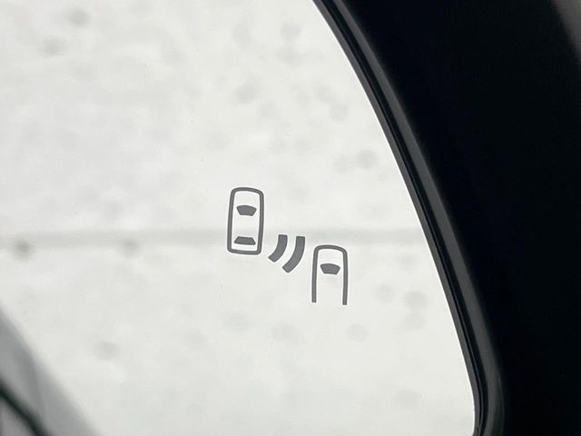 【ブラインドスポットモニター】走行中、ドアミラーの死角になりやすい箇所に後続車が接近するとサイドミラー付近に警告を表示、ドライバーに注意喚起をしてくれます。