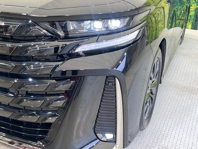 【LEDヘッドライト】悪天候や夜間走行時も良好な視界を確保し安心して運転できる高輝度LEDヘッドライトを装備！点灯速度が早く、消費電力も抑えられています。