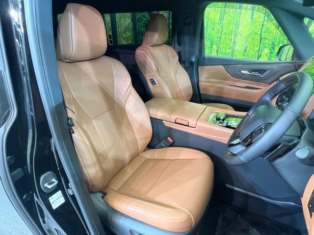 運転席シート廻りは使用感も少なく、良好な状態となっています。前オーナー様が丁寧に使っていたことがよくわかりますね。