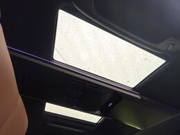 【ガラスルーフ】ガラスルーフ搭載で車内の解放感が一気にアップ！開放的なドライブをお楽しみいただけます。