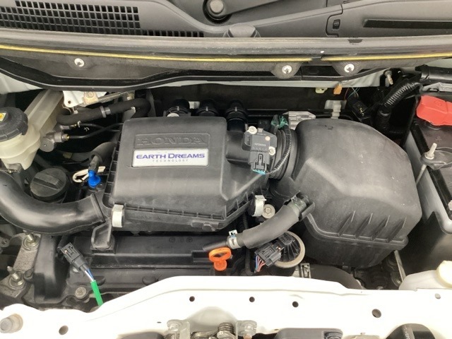 ホンダスタッフがしっかり整備して保証付きにてお渡し致します。エンジンルーム＆室内ルームともにクリーニング済みで清潔です。快適なドライブをお楽しみください。