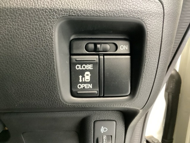 左側電動スライドドアは運転席からでも操作ができるように、ハンドル付近に開閉の操作スイッチが付いています。