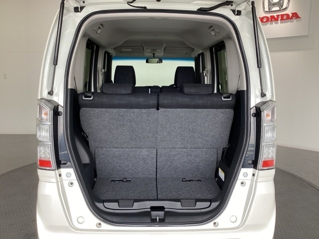開口部も広く荷物の積み下ろしもしやすいお車となっております。シートの背もたれは5：5の割合で背もたれを可倒でき、前後のシートスライドもできるので荷室をひろげることができます。