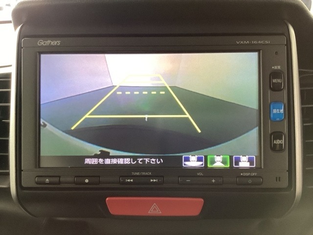 バックでの車庫入れも安心です！　リアカメラが付いているバックモニター付のナビを装備しております。操作線もついており距離感も画面から確認できます。