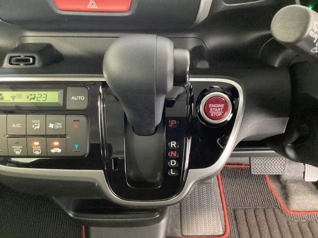 CVT車のセレクトレバーです。低速から高速まで、変速ショックのないスムーズな走りを実現するとともに、エンジン効率のよい領域を維持することで燃費にも貢献します。