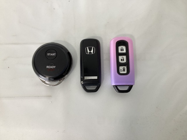 スマートキー付きですからドアロックの開閉およびエンジンスタートが楽々です。電動スライドドアの開け閉めもボタンで操作できます。加えて、純正リモコンエンジンスターター用の操作キーもついています。