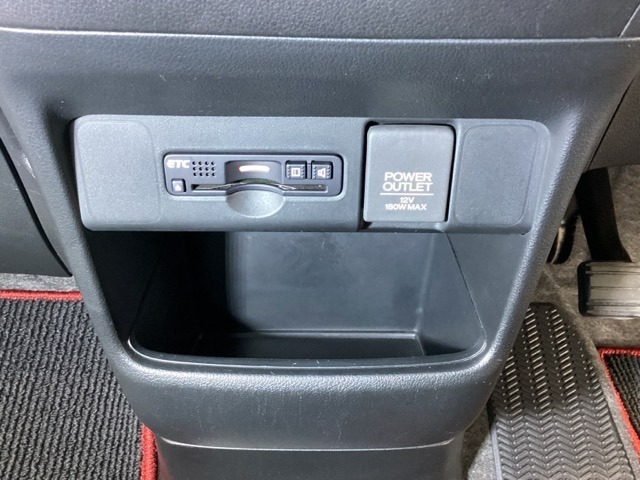 アクセサリーソケットとETCがついており、高速道路の料金所の通過も楽々です！。カードの取り出しもしやすい場所についています。