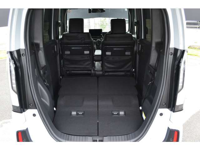 後部座席を倒しますと、広い荷室になります。