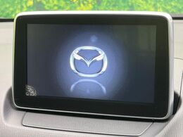 【マツダコネクトナビ】車内の雰囲気にマッチした一体型タイプのナビ。各種車輌設定やBluetooth再生等、様々な機能が楽しめます。直感的なダイヤル操作が可能で、使い勝手も良好です。