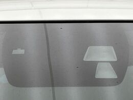 【スマートシティブレーキサポート】低速走行中に前方の車両等を認識し、衝突しそうな時は警報とブレーキで衝突回避と被害軽減をアシスト。より安全にドライブをお楽しみいただけます。