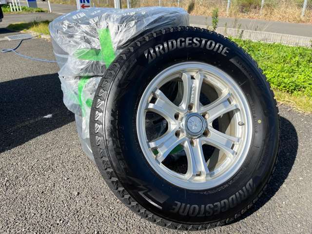 【冬タイヤアルミセット】　タイヤサイズ：265/65/R17　製品名：BRIDGESTONE　BLIZZAK　DM-V3　製造年：2020年