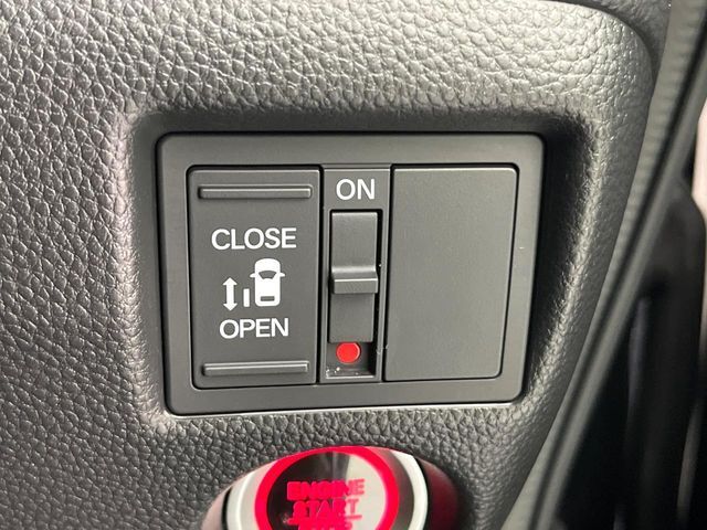 【パワースライドドア】スマートキーや運転席のスイッチでスライドドアの開閉が可能♪電動だから力を入れてドアを開ける必要が無く、小さいお子様でも、重い荷物を持っている時もラクに開け閉めできます♪