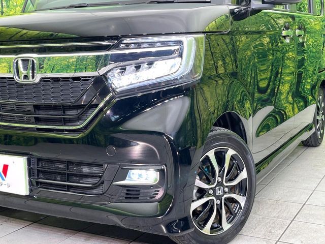 【LEDヘッドライト】悪天候や夜間走行時も良好な視界を確保し安心して運転できる高輝度LEDヘッドライトを装備！点灯速度が早く、消費電力も抑えられています。