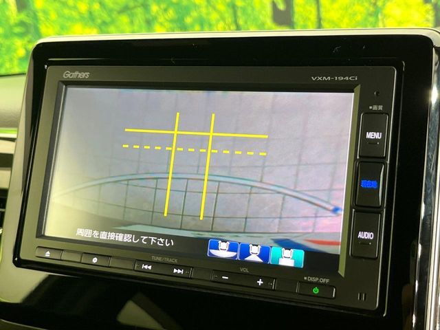 【バックカメラ】駐車時に後方がリアルタイム映像で確認できます。大型商業施設や立体駐車場での駐車時や、夜間のバック時に大活躍！運転スキルに関わらず、今や必須となった装備のひとつです！