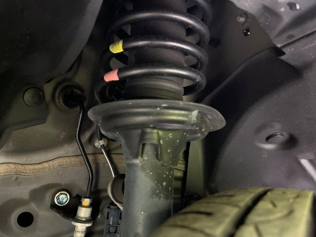お車を安心してお乗りいただく為には、足回りの定期点検が欠かせません。サービスサポート（有償保証）では無料点検もご提供しており、安心のカーライフをお過ごしいただけるサポート体制が整っています。