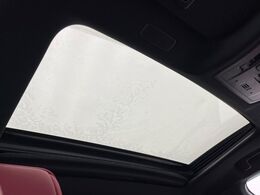 【サンルーフ】開放感たっぷりの希少装備、サンルーフが装着されています！車内に明かりを取り入れたり景色を楽しむ以外にも、車内の空気も簡単に換気できて快適です！