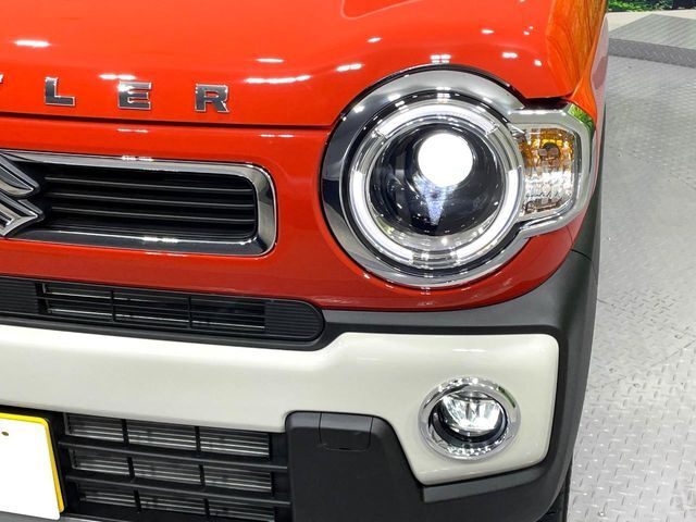 【LEDヘッドライト】悪天候や夜間走行時も良好な視界を確保し安心して運転できる高輝度LEDヘッドライトを装備！点灯速度が早く、消費電力も抑えられています。