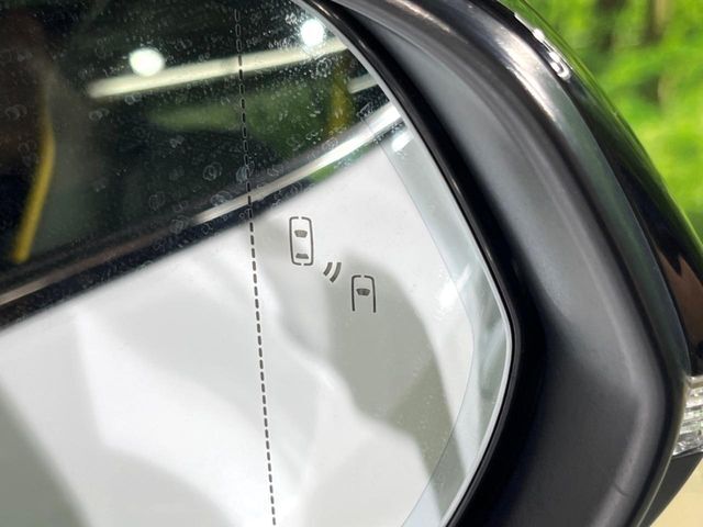 【ブラインドスポットモニター】走行中、ドアミラーの死角になりやすい箇所に後続車が接近するとサイドミラーのレンズに警告を表示！ドライバーに注意喚起をしてくれます。