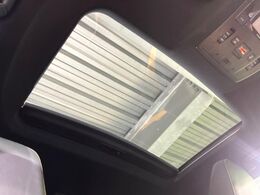 【サンルーフ】開放感たっぷりの希少装備、サンルーフが装着されています！車内に明かりを取り入れたり景色を楽しむ以外にも、車内の空気も簡単に換気できて快適です！