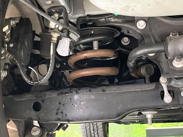 お車を安心してお乗りいただく為には、足回りの定期点検が欠かせません。サービスサポート（有償保証）では無料点検もご提供しており、安心のカーライフをお過ごしいただけるサポート体制が整っています。