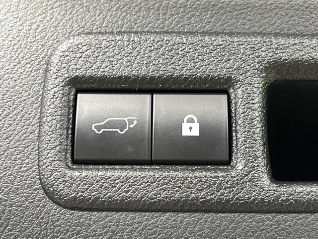 【ハンズフリーパワーバックドア】リアバンパー下部に足先を出し入れするだけでバックドアが自動で開閉♪両手が荷物でふさがっている時でもラクラク開閉操作が行えます！