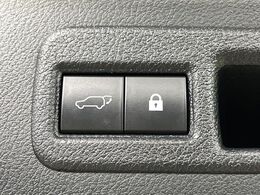 【ハンズフリーパワーバックドア】リアバンパー下部に足先を出し入れするだけでバックドアが自動で開閉♪両手が荷物でふさがっている時でもラクラク開閉操作が行えます！