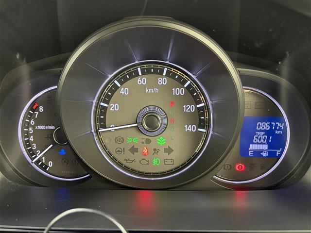 【スピードメーター】『スピードメーター』の画像になります。メーターがシンプルで見やすく運転しやすいですね！