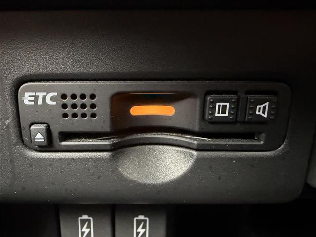 【ETC】有料道路を利用する際に料金所で停止することなく通過できる、ETC車載器（ノンストップ自動料金収受システム機器）が装備されています。セットアップを行うことで利用可能になります。