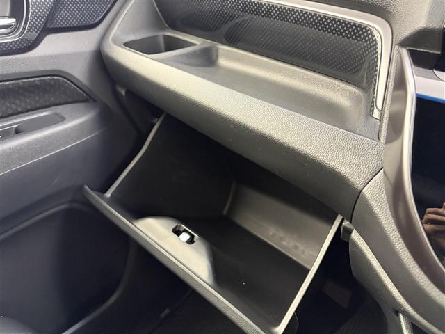 【グローブボックス】『グローブボックス』の画像になります。車検証ケースや日頃使う小物類の収納に便利ですね！