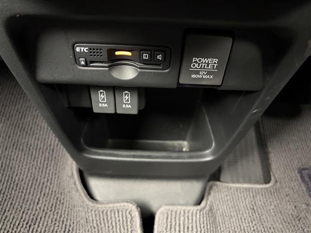 【ETC】有料道路を利用する際に料金所で停止することなく通過できる、ETC車載器（ノンストップ自動料金収受システム機器）が装備されています。セットアップを行うことで利用可能になります。