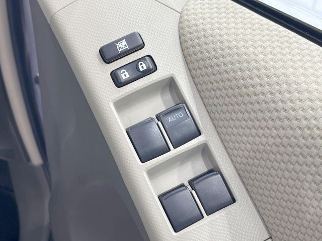 【電動格納ミラー】サイドミラーは電動格納式となっており、狭い駐車場でもキズがつくリスクを抑えられます。