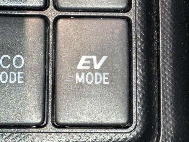 『EVモード』はモーターのみで走行しガソリンを消費しないハイブリッド車ならではの環境にも優しい走行です。