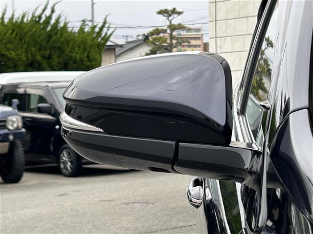 【電動格納ミラー】狭い道や狭い場所に停車させるときに活躍する装備ですね。ボタン一つでドアミラーが格納されます！！