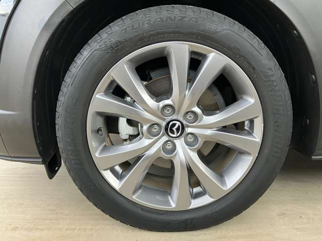 力強い走りを予感させる足回り。ホイールは【215/55R18】を設定。