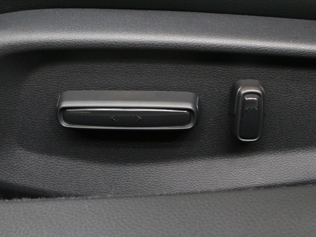 【パワーシート】シートの前後スライドとリクライニングの角度や高さを、電動で調節可能できます♪