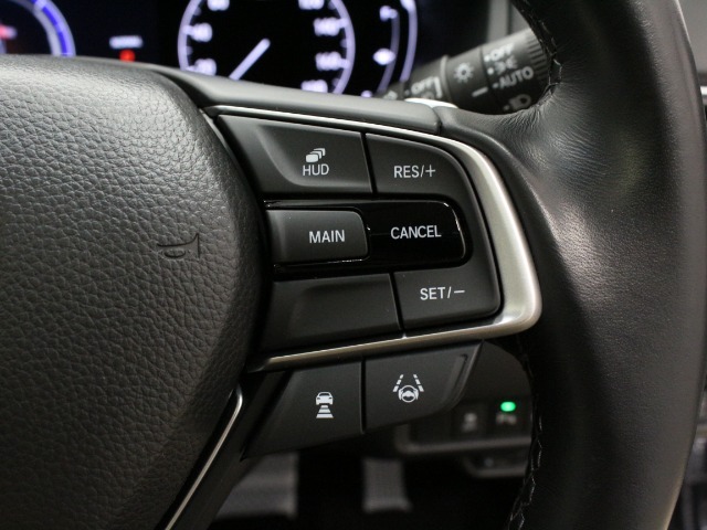 【レーダークルーズコントロール】手元のリモコンで設定した速度と車間距離で先行車についていきます！また任意で道路白線の内側で走行してくれる機能も使用可能。高速道路や長距離走行時に役立つ機能です。