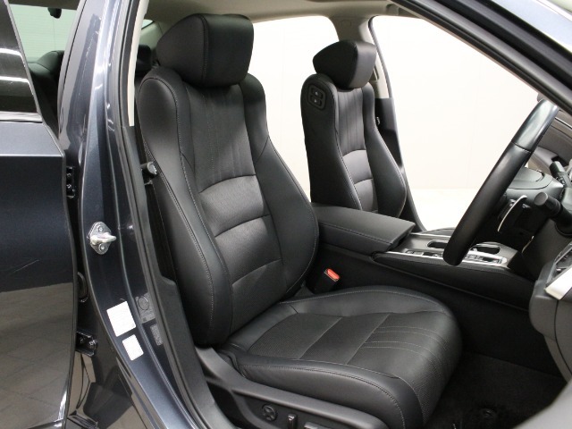 【運転席】運転席まわりには十分なスペースがあり、大柄な方でもゆったり運転していただける環境です。