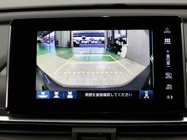 【バックカメラ】シフトを「R」の位置に入れると、自動的に画面がカメラ映像に切り替わり後方の視界をサポートする必須装備です！