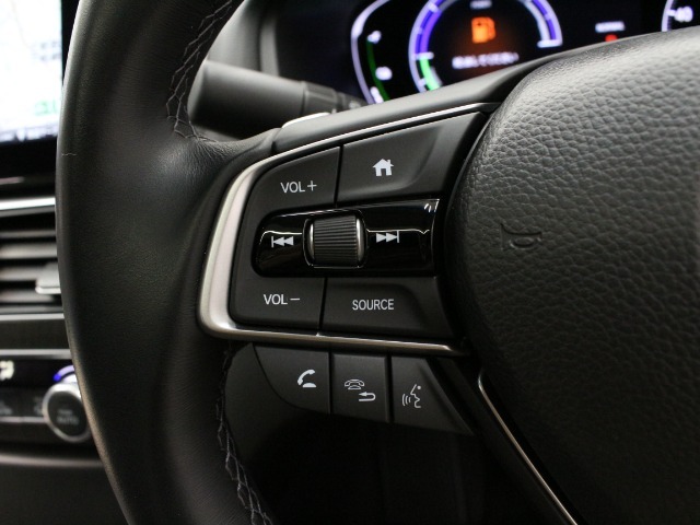 【ステアリングスイッチ】ハンドルにオーディオリモコンスイッチが装備されています。視点をそらすことなく、ボリューム調整・モード切替・放送局・曲飛ばしなどが可能です。