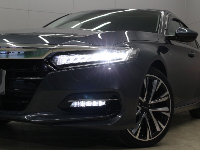 【LEDヘッドライト】悪天候や夜間走行時も良好な視界を確保し安心して運転できる高輝度LEDヘッドライトを装備！点灯速度が早く、消費電力も抑えられています！！