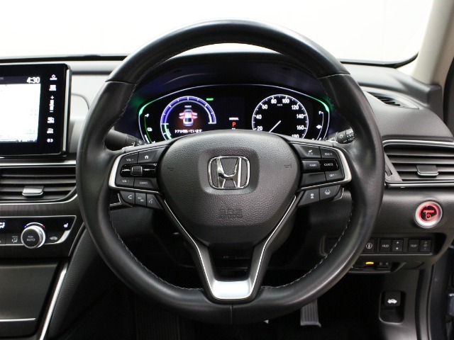 【革巻ステアリング】ウレタンステアリングとは違い握ったとき、手に馴染む感じが革の良さに気づいていただけると思います！また革の質感は車内の印象アップになります！