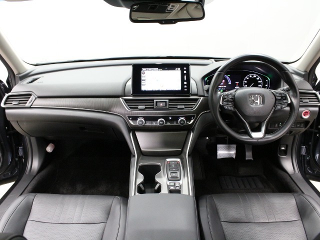 シンプルでスタイリッシュなインパネ周りです！飽きのこないデザインです。