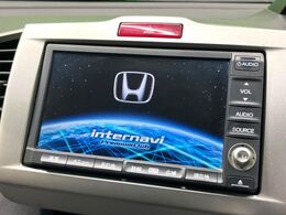 【純正ナビ】人気の純正ナビを装備しております。ナビの使いやすさはもちろん、オーディオ機能も充実！キャンプや旅行はもちろん、通勤や買い物など普段のドライブも楽しくなるはず♪