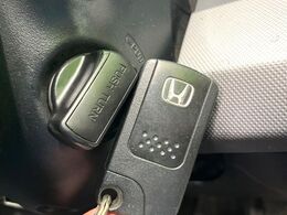 【Hondaスマートキー】カバンやポケットに入れたままでもドアの施錠・解錠が可能なスマートキーを装備。エンジンのオン・オフ時もカギを取り出す必要が無いからとっても便利です♪