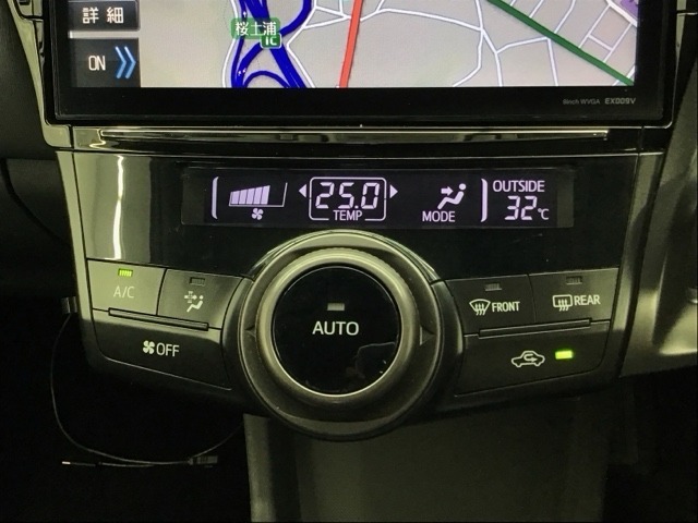 オートエアコン付きです！お好みの温度をセットするだけでエアコンの風量などを自動でコントロール。快適な車内でお過ごしいただけます。