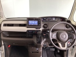 車内は光触媒抗菌消臭施工済です。スタイリッシュなデザインで暖かみのあるインパネ周りを演出します。グローブボックスやカップホルダーのほかにトレーなどたくさんの収納スペースが装備されています。