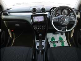 スッキリとしたらしいスイフトらしいデザインのダッシュ回り！フロントビューの視認性もよく運転しやすいと思います★