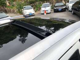 マキシはパンダの上級グレードでガラスルーフもその魅力の一つ。シェードを開けると明るく開放感のある室内空間が得られます。