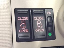 【両側パワースライドドア】スマートキーや運転席のスイッチで後席両側スライドドアの開閉が可能♪電動だから力を入れてドアを開ける必要が無く、小さなお子様でも簡単に開け閉めでき快適です♪